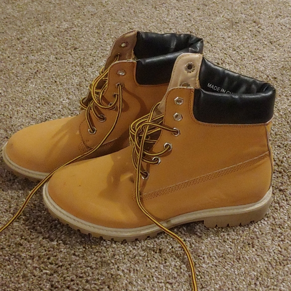 Boots - Picture 3 of 7